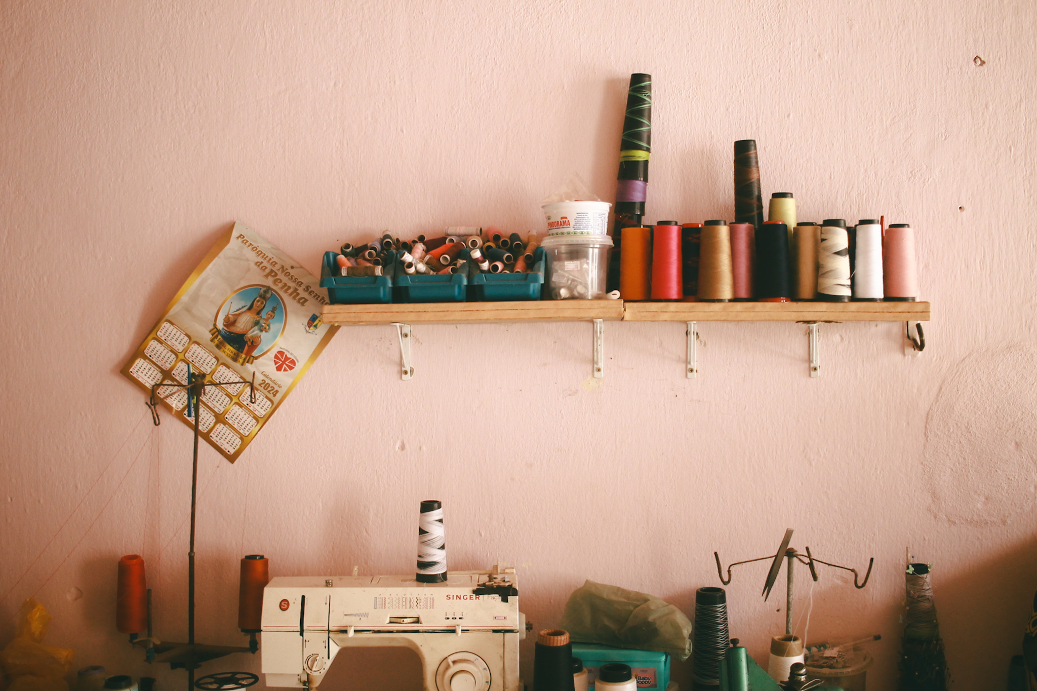 Colagem com retratos e papéis antigos