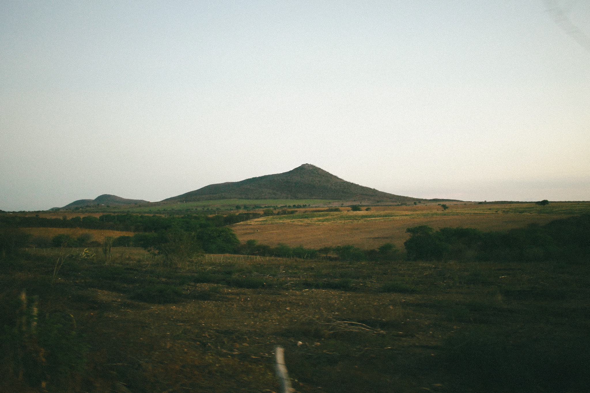 Colagem com retratos e papéis antigos
