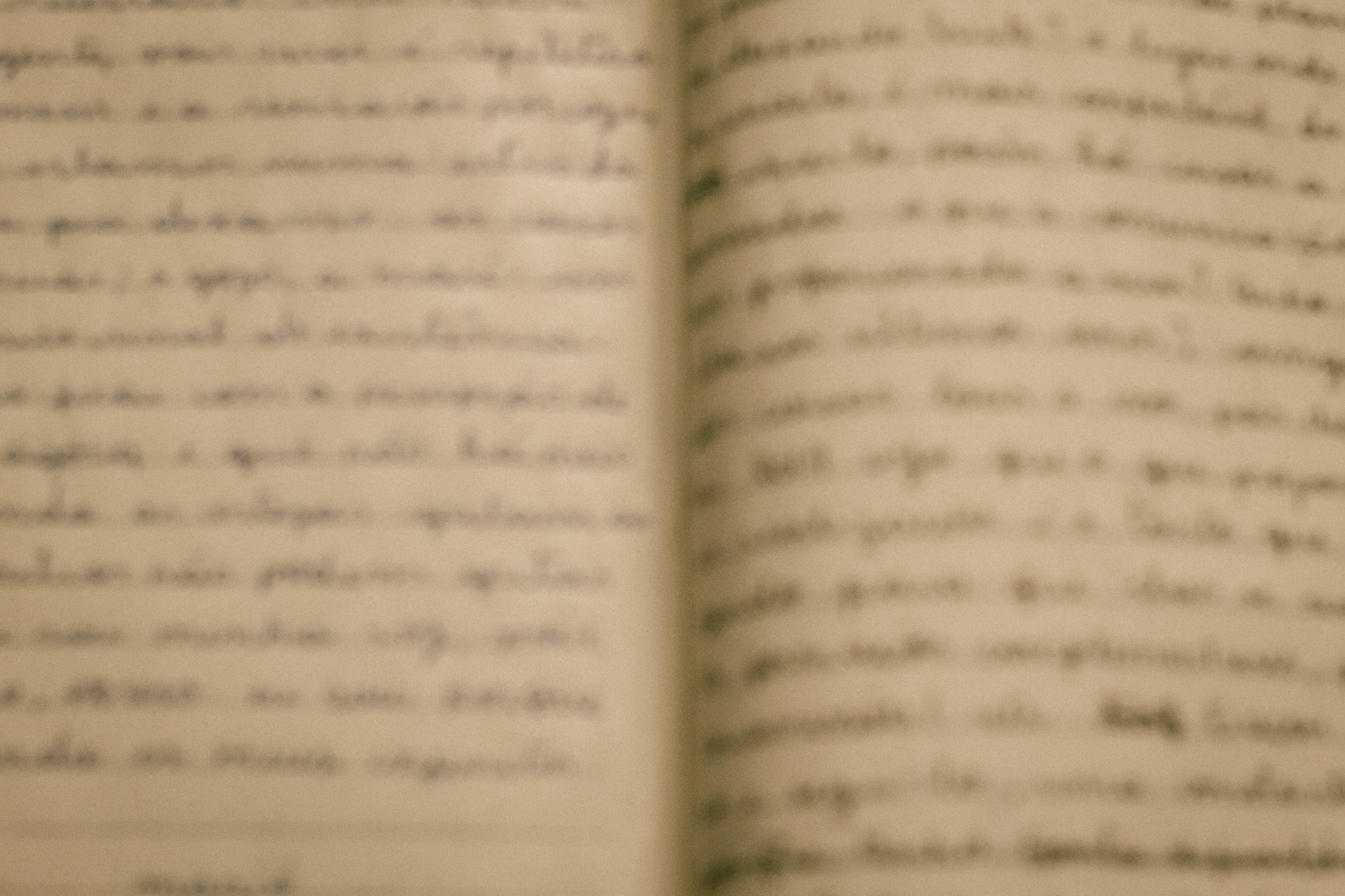 Colagem com retratos e papéis antigos