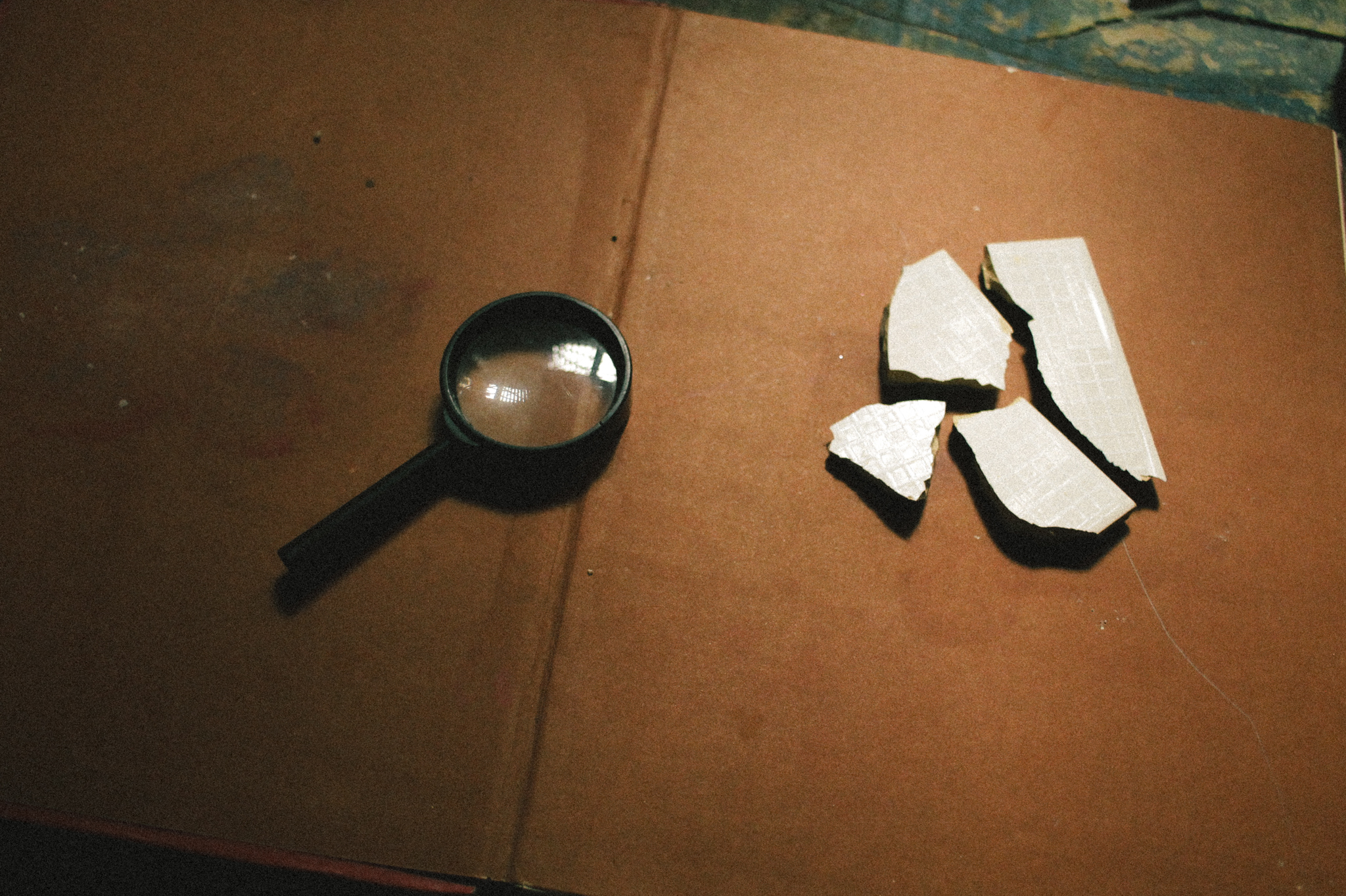 Colagem com retratos e papéis antigos