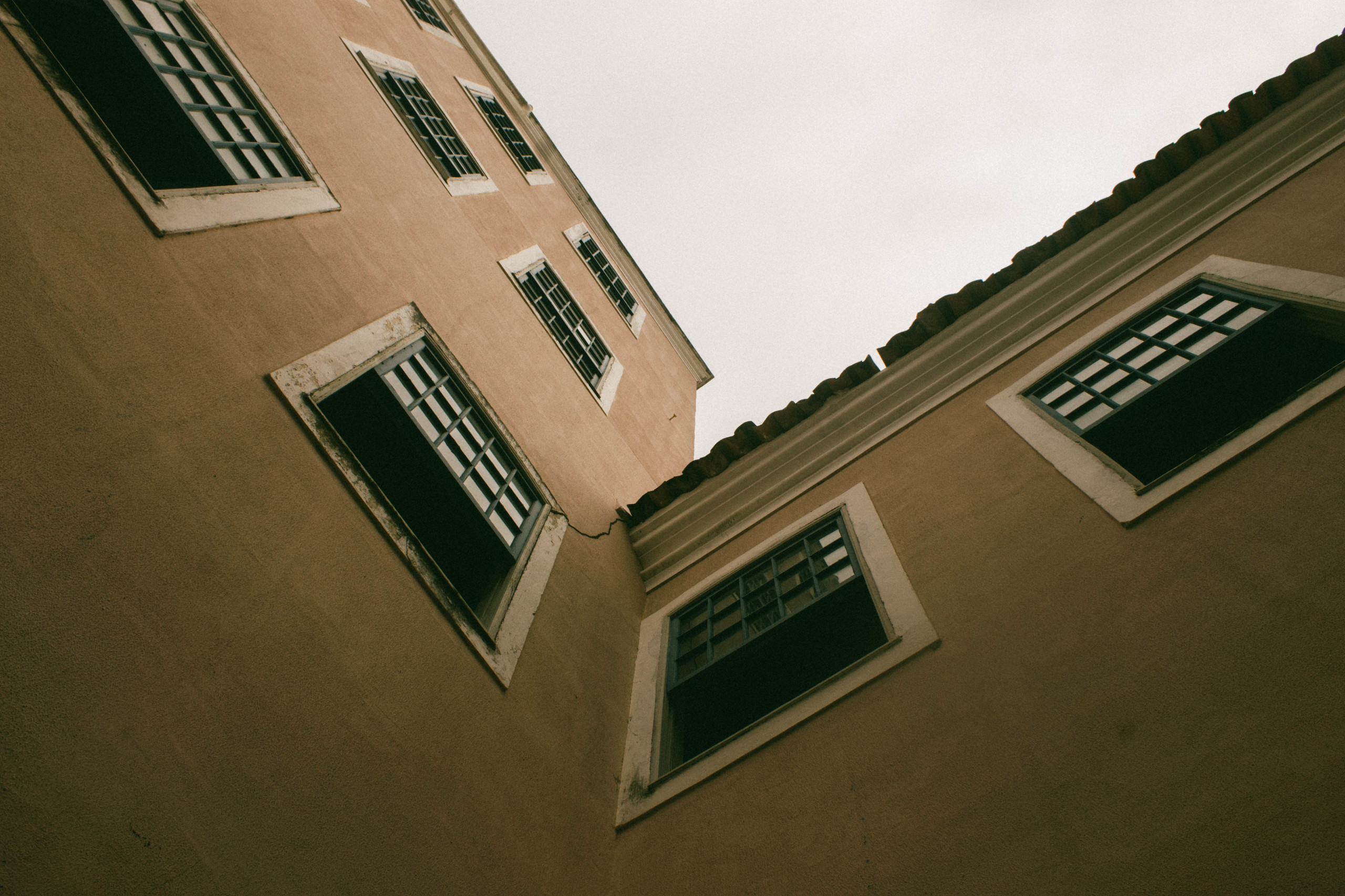 Colagem com retratos e papéis antigos