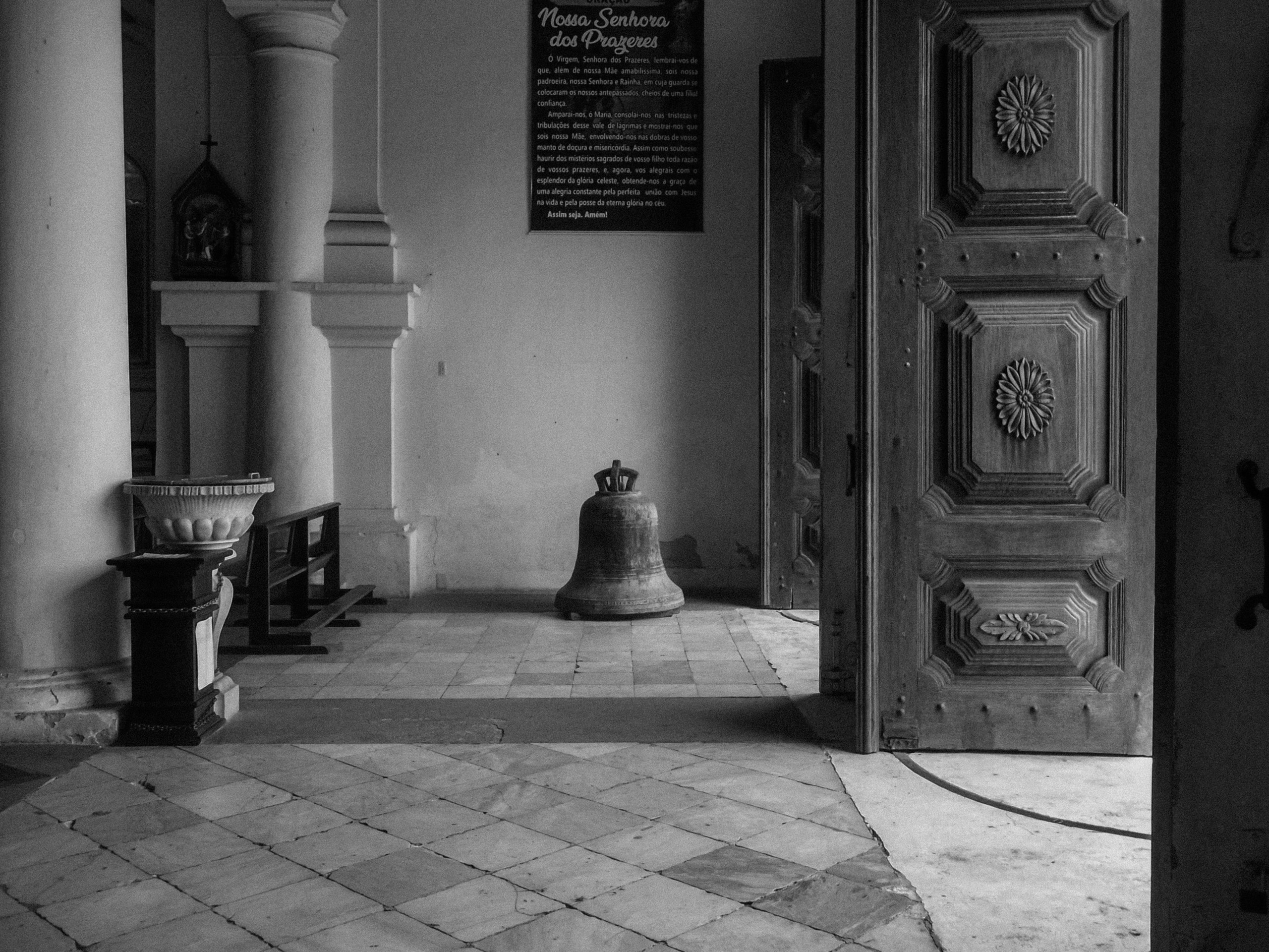 Colagem com retratos e papéis antigos