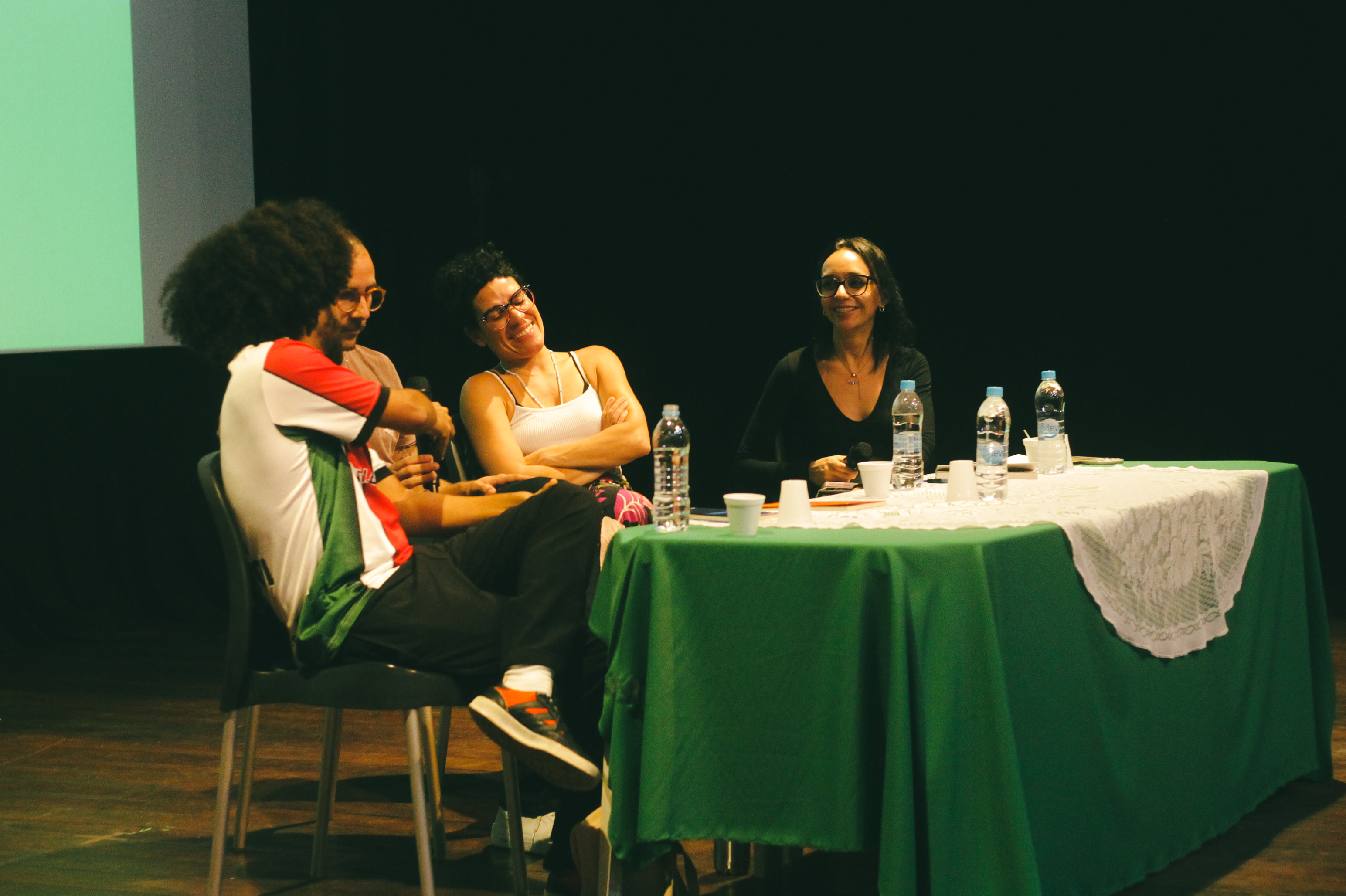 Fotografia. Flores secas prensadas sobre papel bege; pétalas marcadas na textura do papel.